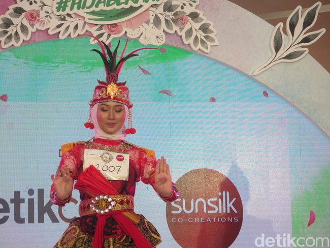 Syifa Audria Syahbana menampilkan tarian yang membuat juri Nycta Gyna dan Bella Almira kagum. Tarian campuran klasik dan kontemporer tersebut diciptakannya sendiri. Menurut Syifa, koreografi itu menggambarkan wanita yang berani dan memiliki pendirian. Foto: Rahmi Anjani/Wolipop