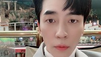 Memiliki wajah yang imut dan ganteng, Shin Sung Rok ternyata hobi kulineran juga. Pria yang pintar bermain theater ini sangat suka seafood hingga ngopi. Foto: Instagram@shin_sung_rok