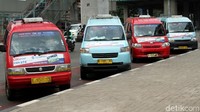 Tak hanya motor, sejumlah angkutan umum pun ikut memarkir kendaraannya di jalur TransJakarta.
