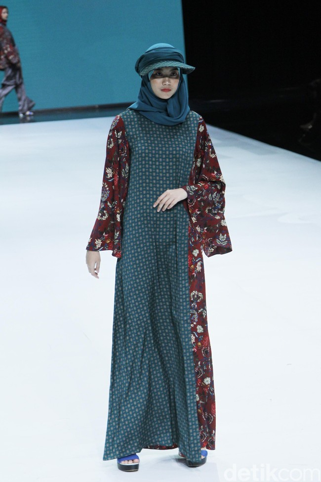 Fashion show busana muslim Shafira ini mengangkat tema bertajuk World Wonderer di Indonesia Fashion Week 2019, Jakarta Convention Center, Senayan, Jakarta. Jumat, [29/03/2019]. Foto: Mohammad Abduh/Wolipop