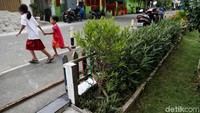 Menurut keterangan warga taman tersebut sejak tahun lalu atas inisiatif warga setempat dengan tujuan dapat membuat lingkungan menjadi asri.