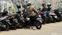 Seorang pengendara tengah memarkirkan kendaraannya.
