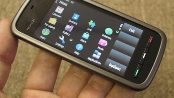 Nokia 5230 mulai dipasarkan pada tahun 2009, di ujung masa jaya Nokia sebelum perlahan terpuruk. Foto: phonescoop