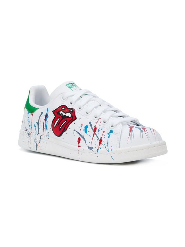 Tak cuma dengan Nike, Rolling Stones juga pernah menggandeng Adidas. Desainer Michael Edery diminta untuk mendesain ulang seri klasik Stan Smith dengan tema band pimpinan Mick Jagger itu. (Foto: Ist.)