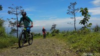 Kegiatan ini bisa kamu lakukan di Gunung Bayangkaki yang terletak di Desa Temon, Kecamatan Sawoo. (Charolin Pebrianti/detikcom)