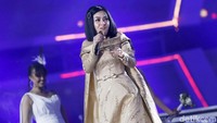 Selain itu ia juga tampil sendiri membawakan lagu hitsnya di atas panggung. Pool/Palevi S/detikFoto.