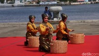 Ada beragam atraksi budaya berkaitan dengan aktivitas nelayan (Agus Setyadi/detikcom)