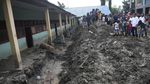 Momen Jokowi Sambangi Korban Banjir Bandang Sentani