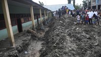 Kepada Jokowi, warga menyampaikan keinginan agar rumah yang rusak segera dibangun. Sebagian warga yang ditemui Jokowi pun mengaku rumahnya telah rata dengan tanah akibat banjir. ANTARA FOTO/Akbar Nugroho Gumay.