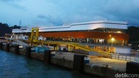 Terminal Eksekutif Merak diberi nama Sosoro yang berarti rumah besar adat Badui, dan Banten.