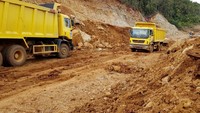 Penambahan armada truck di kawasan pertambangan nikel Halmahera, milik PT Sumberdaya Arindo (SDA) anak usahanya PT Aneka Tambang Tbk (ANTAM) itu guna mendukung meningkatnya permintaan dan produksi nikel dalam negeri. Foto: dok. Antam