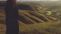 Pasti traveler tidak asing dengan panorama alam yang sedang dipandangi Maudy Ayunda ini. Ya, inilah Sumba yang indah! (Instagram/maudyayunda)