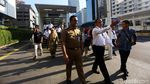 Momen Anies Baswedan Ngantor Naik MRT