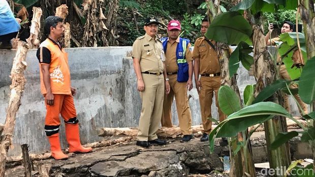 Marullah memeriksa lokasi tanggul yang jebol