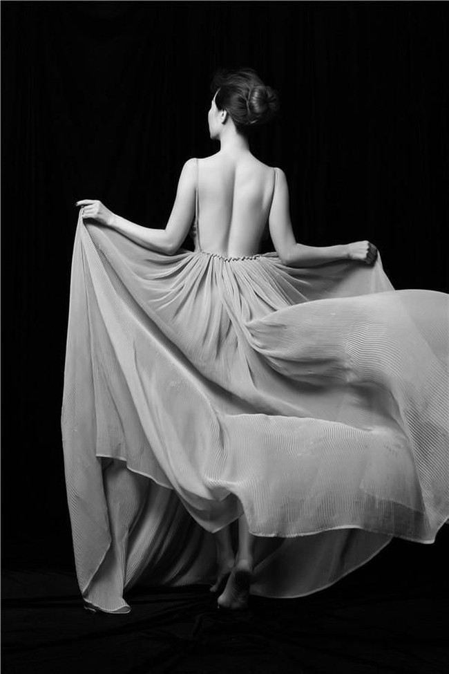 Dengan berbagai perawatan alami yang dilakukannya itu Qin Ling sukses tampil awet muda. Lihat saja penampilannya tampak belakang ini, siapa sangka pemilik bahu indah tersebut seorang wanita yang sudah berusia 50-an. Foto: Dok. Tencent / CZTV / Sina