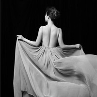 Dengan berbagai perawatan alami yang dilakukannya itu Qin Ling sukses tampil awet muda. Lihat saja penampilannya tampak belakang ini, siapa sangka pemilik bahu indah tersebut seorang wanita yang sudah berusia 50-an. Foto: Dok. Tencent / CZTV / Sina