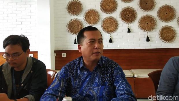 Direktur Perlindungan WNI Kemlu Lalu M Iqbal (batik biru).