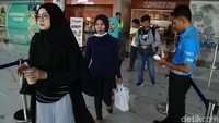Para penumpang memasuki kapal dengan pengecekan tiket di loket Check in Counter. Harga tiketnya dibanderol mulai Rp 50.000 untuk dewasa dan Rp 34.000 anak-anak unutk sekali nyebrang.