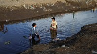 Anak-anak menjadi yang paling rentan terjangkit kolera. Tingkat kekebalan tubuh yang rendah, asupan gizi yang buruk serta kondisi lingkungan yang tak sehat membuat anak-anak berada di puncak infeksi dan penyakit ini. REUTERS/Khaled Abdullah.