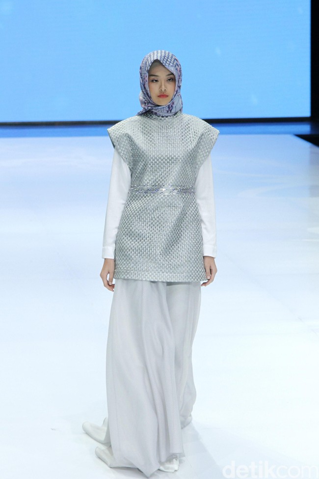 Fashion show busana muslim Shafira ini mengangkat tema bertajuk World Wonderer di Indonesia Fashion Week 2019, Jakarta Convention Center, Senayan, Jakarta. Jumat, [29/03/2019]. Foto: Mohammad Abduh/Wolipop