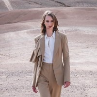 Anak dari Prabowo Subianto dan Titiek Soeharto itu memberikan berbagai pilihan busana pada koleksi untuk musim panas. Ada dress panjang, setelan blazer, chino pants, hingga busana berdetail lace. Foto: Dok. Didit Hediprasetyo