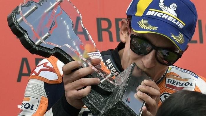 Marc Marquez jadi juara MotoGP Argentina dan kini memuncaki klasemen MotoGP (Juan MABROMATA / AFP)