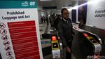 Suasana Hari Pertama MRT Jakarta Mulai Berbayar