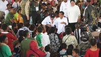 Nantinya pembangunan rumah warga yang baru akan dimulai setelah pemerintah daerah setempat sudah menetapkan lahan yang aman dari bencana. Jokowi pun berpesan agar penetapan lokasi tersebut dapat segera dilakukan. ANTARA FOTO/Akbar Nugroho Gumay.