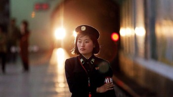 Halte yang dilapisi baja tebal ini juga merangkap sebagai tempat berlindung dari ledakan bom. (Foto: Reuters)