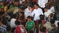 Jokowi tampak langsung duduk bersama warga dan berbincang bersama warga. Jokowi tampak serius menyimak setiap yang disampaikan warga kepadanya. ANTARA FOTO/Akbar Nugroho Gumay.