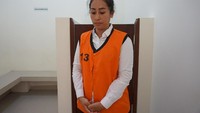 Ayu tak banyak bicara. Dia hanya tertunduk lesu sambil menunggu vonis hakim. Ayu mengaku teringat anak-anaknya yang kini ada di Jawa bersama suami pertamanya. 