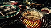Menikmati ragam seafood yang dimasak di atas arang. Kelihatannya enak banget yah. Foto: Instagram@juanxkui