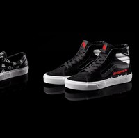 Baru-baru ini, Vans meluncurkan sneakers buah kolaborasinya dengan band legendaris Led Zeppelin untuk menandai 50 tahun sejak album perdana mereka dirilis. Ada dua model sneakers klasik Vans yang didesain ulang untuk kolaborasi ini. Turut Melengkapi koleksi sneakers tersebut, ada kaus dan topi dengan desain visual yang terinspirasi dari artwork album tersebut. (Foto: Ist.)