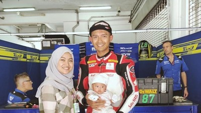 7 Potret Hangat Pebalap Moto2 Dimas Ekky Pratama Bersama Keluarga
