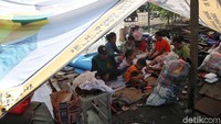 Meski begitu, kondisi tenda pengungsian yang tak dapat menampung seluruh warga yang terdampak kebakaran di kolong tol Pluit, membuat sejumlah warga lainnya mendirikan tenda darurat untuk beristirahat.