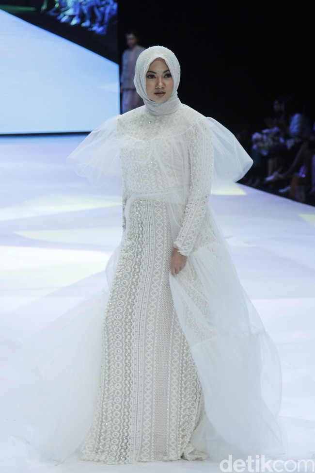 Selain artis, hadir pula pembalap berhijab Diandra Gautama yang menjadi muse koleksi Barli Asmara. Ia terlihat begitu ayu memakai balutan busana yang terinspiasi dari balerina. Foto: Mohammad Abduh/Wolipop