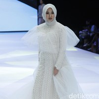 Selain artis, hadir pula pembalap berhijab Diandra Gautama yang menjadi muse koleksi Barli Asmara. Ia terlihat begitu ayu memakai balutan busana yang terinspiasi dari balerina. Foto: Mohammad Abduh/Wolipop