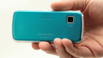 Salah satu pilihan warnanya yaitu biru muda. Menurut berbagai data, Nokia 5230 adalah salah satu ponsel terlaris sepanjang masa, laku 150 juta unit. Foto: phonescoop
