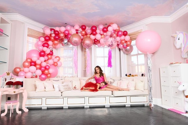 Merasa kesal dengan komentar netizen yang berharap helikopternya jatuh, Tamara melalui suaminya, Jay Rutland menyelidiki orang di balik akun yang memberikan komentar jahat tersebut. Jay yang juga seorang pengusaha tajir itu menggunakan pengaruhnya untuk mencari tahu netizen tersebut.  Dan sang netizen kini sudah dipecat dari pekerjaannya. Foto: Instagram @tamaraecclestoneofficial