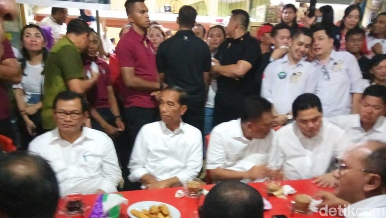 Warga Penuhi Jalanan di Manado Sambut Kedatangan Jokowi Warga Penuhi Jalanan di Manado Sambut Kedatangan Jokowi
