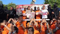 Salah satu pelaku bernama Dana anggota Salah satu ormas juga residivis dalam kasus pengeroyokan tahun 2015 saat ini kembali diamankan dalam kasus narkoba. Masalah ekonomi menjadi penyebab sebagai pelaku melakukan tindakan ini, menjadi bandar dan kurir narkoba, kata Kombes Ruddi Setiawan.
