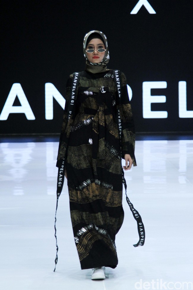 Fashion show enam desainer Indonesia yang berkolaborasi dengan Wardah, mengangkat keindahan Borneo atau Kalimantan di panggung Indonesia Fashion Week 2019, Jakarta Convention Center, Senayan, Jakarta, Sabtu, [30/03/2019]. Foto: Mohammad Abduh/Wolipop