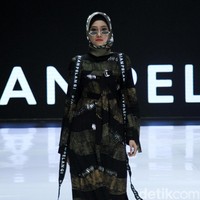 Fashion show enam desainer Indonesia yang berkolaborasi dengan Wardah, mengangkat keindahan Borneo atau Kalimantan di panggung Indonesia Fashion Week 2019, Jakarta Convention Center, Senayan, Jakarta, Sabtu, [30/03/2019]. Foto: Mohammad Abduh/Wolipop