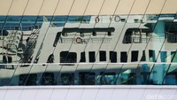 Dermaga eksekutif juga disebut dermaga premium. Di area dermaga kapal-kapal yang beroperasi hanya kapal eksekutif. Kapal itu akan menempuh perjalanan laut dari Merak di Banten ke Bakauheni di Lampung hanya 1 jam.