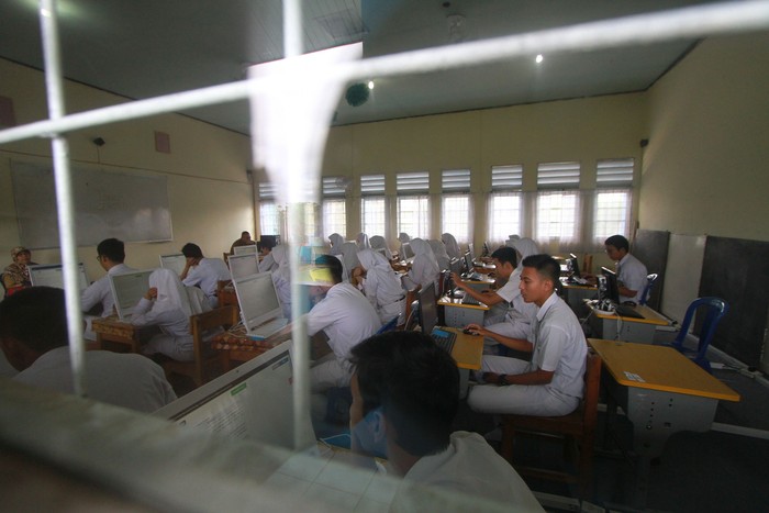 Siswa-siswa SMA, Madrasah Aliyah, dan Sekolah Menegah Analisis Kimia (SMAK) menjalani Ujian Nasional Berbasis Komptensi atau UNBK 2018. Yuk lihat.