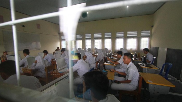Siswa-siswa SMA, Madrasah Aliyah, dan Sekolah Menegah Analisis Kimia (SMAK) menjalani Ujian Nasional Berbasis Komptensi atau UNBK 2018. Yuk lihat.