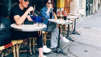 Saat berada di Paris, ia terlihat sedang menikmati minuman soda bersama dengan seorang wanita. Foto: Instagram@juanxkui