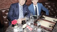 Tampil dalam pakaian formal, acara makan malam semakin seru dengan kehadiran gelas wine hingga air putih dingin. Foto: Istimewa