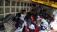 Ada pula warga yang nekat tinggal di sejumlah area bekas kebakaran walaupun telah diberi garis polisi. Hal itu dilakukan karena mereka tak lagi memiliki tempat tinggal, sementara tenda pengungsian telah penuh diisi warga lainnya.