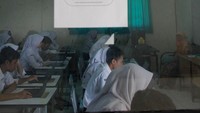 Sejumlah siswa mengikuti Ujian Nasional Berbasis Komputer (UNBK) di Sekolah Menengah Atas (SMA) Negeri 1 Kota Serang, Banten Senin (1/4/2019). ANTARA FOTO/Dziki Oktomauliyadi.